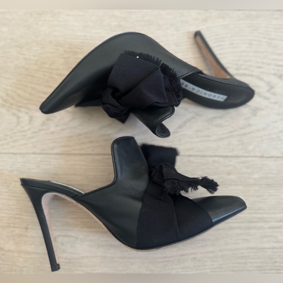 Veronica Beard
Leather Bow Accents Mules black 
Women's Size 37.5 - Picture 4 of 15